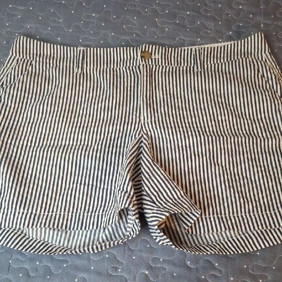 Old Navy Pants - Old Navy Striped Women's Shorts size 10